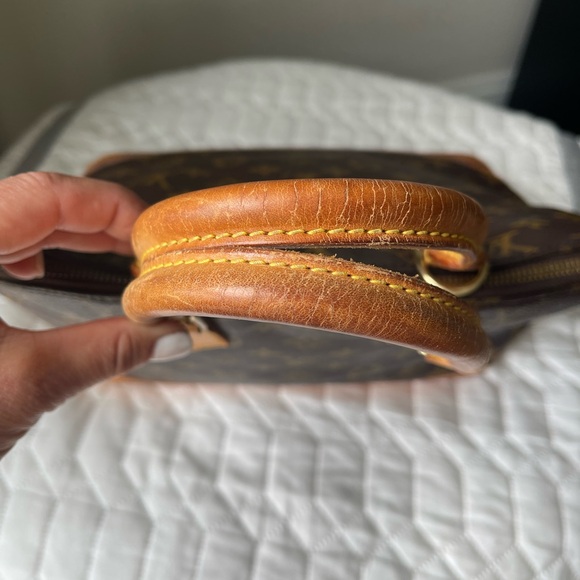 Louis Vuitton Alma Handbag - Picture 8 of 12